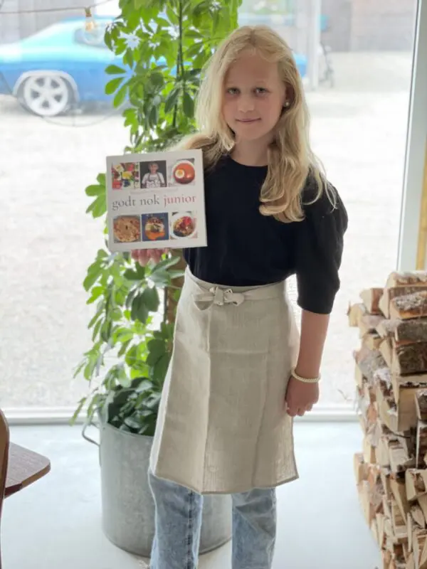 Skolestartsett- lin forkle og kokebok